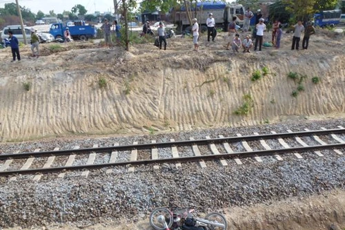 Cố băng qua đường ray, nam thanh niên bị tàu hỏa tông nhập viện