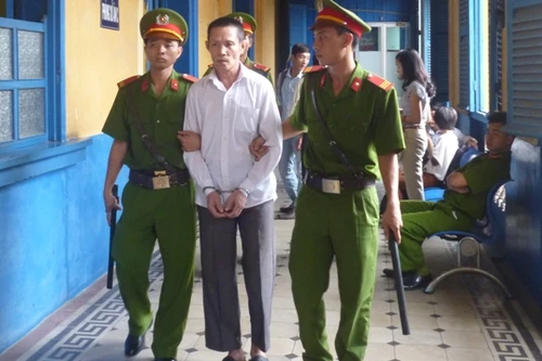 Anh chồng chém trọng thương em dâu bằng dao bổ củi