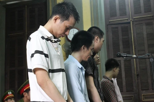 Đưa 3 thiếu nữ đi nhậu đêm rồi hiếp dâm