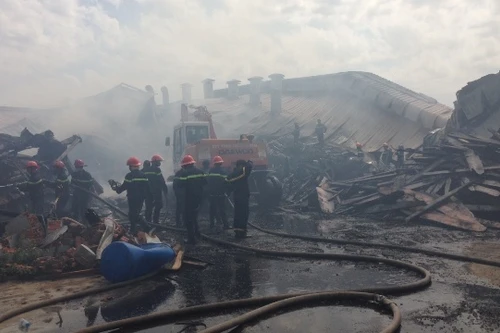 Cháy lớn thiêu rụi xưởng gỗ hàng trăm mét vuông