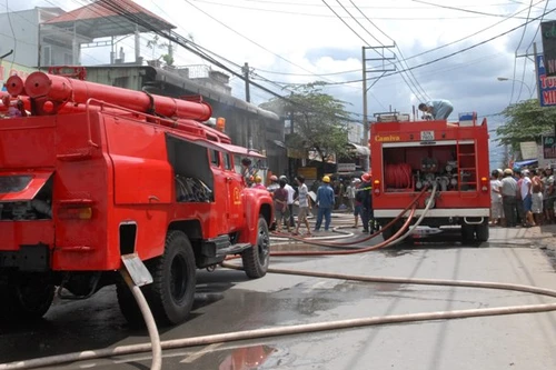 TP.HCM: Cháy lớn tại công ty may, hàng trăm công nhân tháo chạy