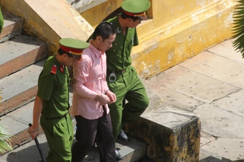 Nhớ hận cũ, vác rựa chém chết người