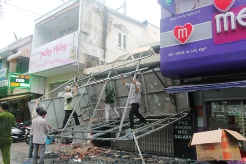 Gió lốc "quật ngã" bảng quảng cáo, gần chục xe máy hư hại