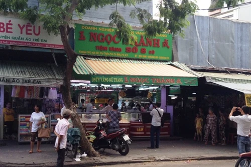 Cầm đá xanh đập tủ kính, cướp tiệm vàng