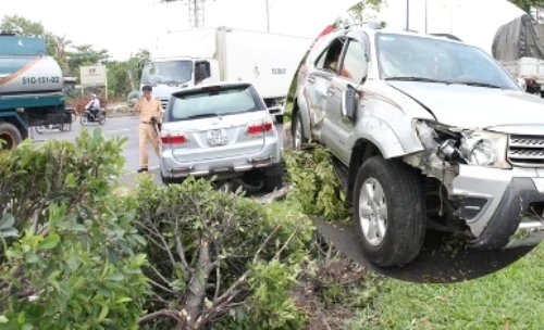 Ô tô lao dải phân cách tông 2 công nhân trọng thương