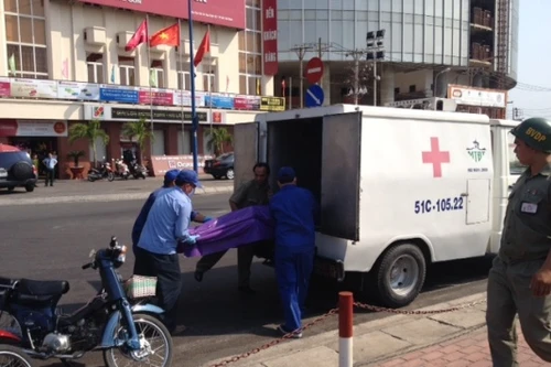 Kinh hãi phát hiện thi thể người đàn ông trôi trên kênh