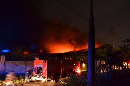 Khu xử lý chất thải cháy ngùn ngụt trong đêm