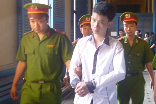 Tham tiền một học sinh đâm chết cụ già hàng xóm cướp vàng 