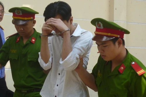 Kẻ “làm bậy” với bé gái giữa đường bị bảo vệ khu phố bắt quả tang