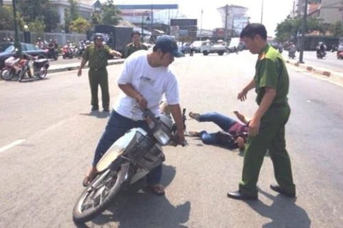 Bị phát giác, tên trộm tát vào mặt, kéo lê nạn nhân trên đường