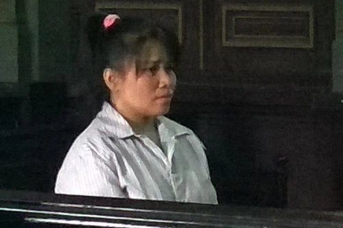 Một phụ nữ Campuchia vận chuyển gần 5kg ma túy thoát án tử nhờ có con nhỏ