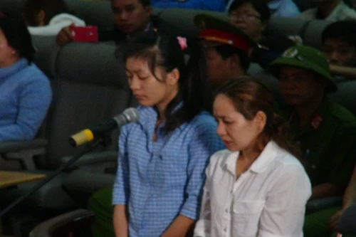 Hai bảo mẫu hành hạ dã man trẻ cùng lĩnh án 3 năm tù