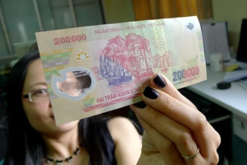 Cặp nam nữ lạ mặt và những tờ 200.000đ đáng ngờ