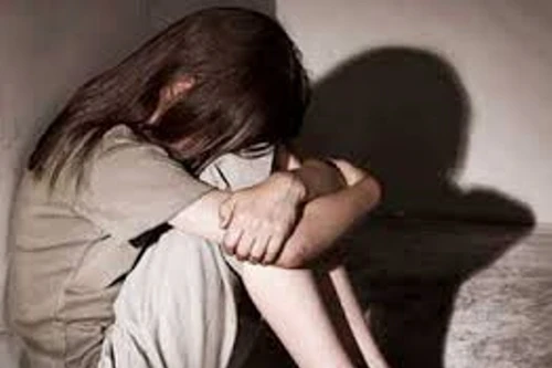 Vị khách quen hãm hiếp nữ tiếp viên ngay tại quán cà phê