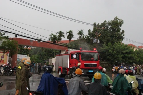 Lửa bao trùm công ty, 5 tấn sơn bị thiêu rụi