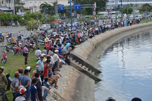 Đang tìm kiếm bé 7 tuổi trượt chân xuống kênh mất tích