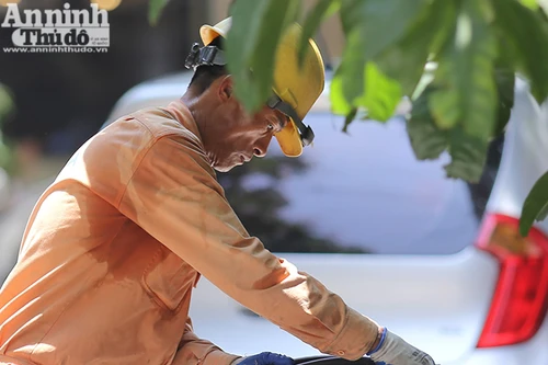 Những người lao động "phơi mình" giữa nắng lửa 40 độ C ở Thủ đô