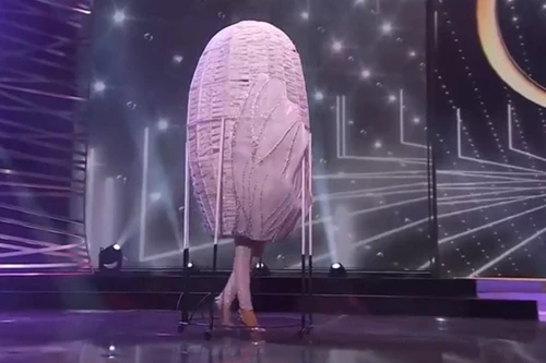 Khánh Vân “mất điểm” tại phần thi trang phục dân tộc “Miss Universe 2021”