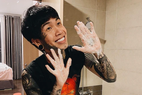 Rapper Dế Choắt ở nhà tự làm MV “Cô Vi đi xa”