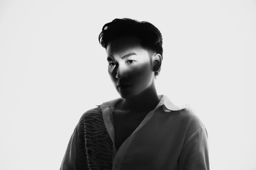 Ali Hoàng Dương tái xuất ấn tượng với MV ca nhạc trắng đen