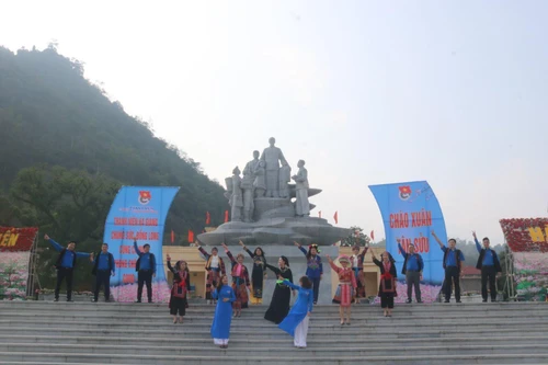 Hơn 1000 người tham gia MV “Việt Nam rạng rỡ hoan ca”