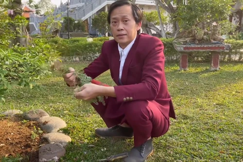 Danh hài Hoài Linh đạt nút vàng Youtube sau 2 tháng 11 ngày