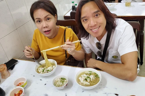 Vợ chồng danh hài Việt Hương về nước định cư sau 26 năm sống xa quê hương