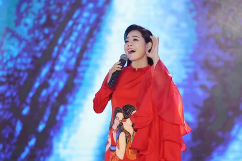 Lương Nguyệt Anh trình diễn "Cô đôi thượng ngàn" tại Army Games 2021