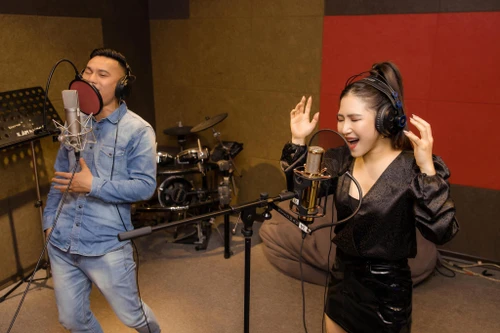 Hương Tràm bí mật về nước thu âm ca khúc mới của nhạc sĩ Tú Dưa 