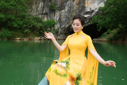 Quán quân "Sao Mai" Huyền Trang ra mắt MV đặc biệt về Quảng Bình