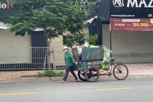 Nam diễn viên gây xúc động vì bức ảnh khoe mẹ làm lao công