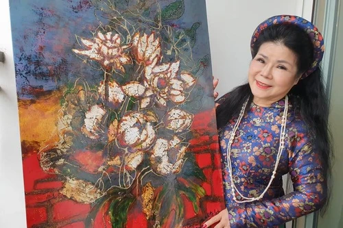 Trao tặng bộ sưu tập tranh về biển trời quê hương cho Viện Bảo tàng Phú Yên