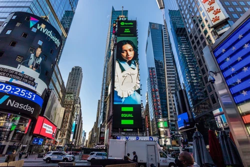 Hình ảnh con gái út của ca sĩ Mỹ Linh xuất hiện ở quảng trường Thời Đại