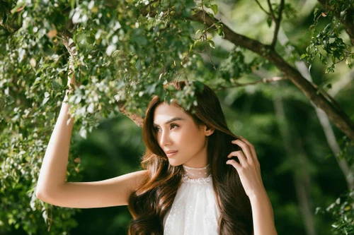 Siêu mẫu Võ Hoàng Yến nói về lý do yêu và cưới bạn trai ngoại quốc