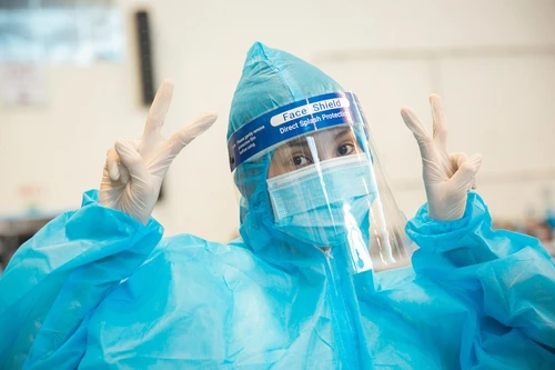 Hoa hậu Tiểu Vy làm tình nguyện viên hỗ trợ người dân tiêm vaccine chống Covid-19