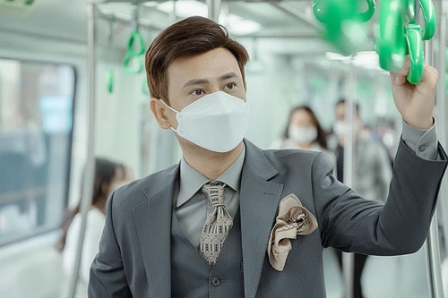  Ca sĩ Ưng Đại Vệ hào hứng trải nghiệm tàu điện Cát Linh- Hà Đông