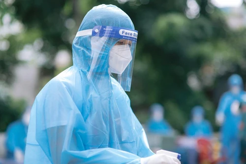 Hoa hậu H’hen Niê gõ cửa mời người dân đi lấy mẫu xét nghiệm Covid-19