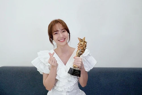 "Hiện tượng mạng" Jang Mi nhận giải thưởng âm nhạc quốc tế