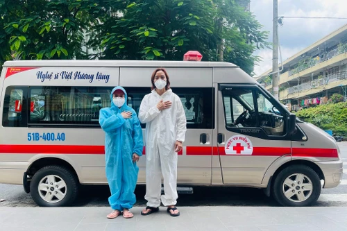 Vợ chồng Việt Hương mua xe cứu thương thứ 5 hỗ trợ chống dịch Covid-19