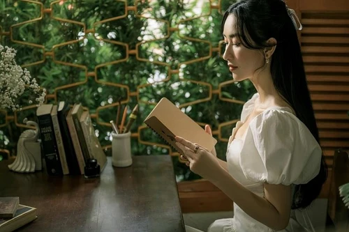 Á hậu Hà Thu tái xuất với dự án âm nhạc về Huế