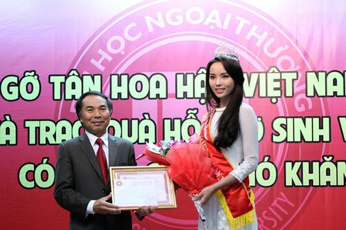 Hoa hậu Nguyễn Cao Kỳ Duyên tặng 20 triệu đồng hỗ trợ sinh viên nghèo