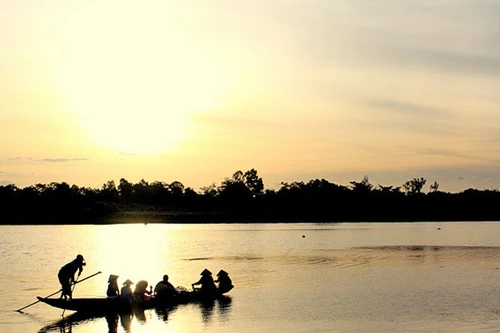 “Đò qua Thạch Hãn xin chèo nhẹ…”