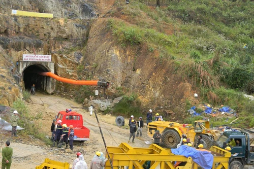 Trắng đêm giải cứu 12 công nhân bị mắc kẹt 