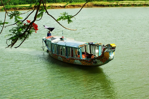 Một chiều xuôi dòng Hương Giang