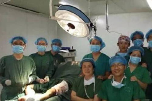 Trung Quốc phạt nhóm bác sĩ “tự sướng” giữa ca phẫu thuật