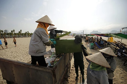 Những "siêu anh hùng" giữ sạch biển Hạ Long
