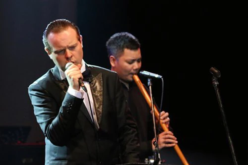 Đến Việt Nam làm sứ giả niềm vui