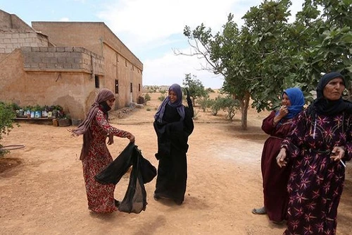 Phụ nữ Syria phấn khích cởi bỏ "niqab" sau khi ngôi làng được giải phóng khỏi IS