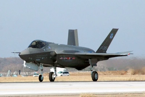 Máy bay gây nhiều tranh cãi F-35 chuẩn bị cất cánh tại Israel