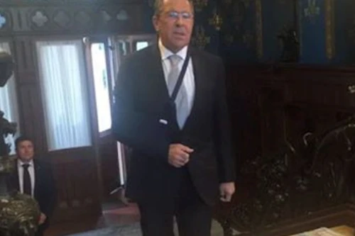 Ngoại trưởng Nga Lavrov bị thương ở tay khi chơi bóng đá